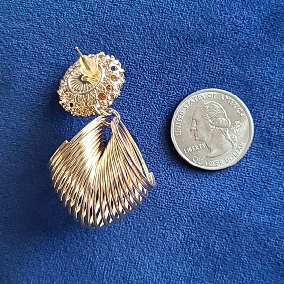 Y2K Cute Wire Art Small Gold Dangle Earrings - Picture 4 of 4